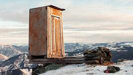 <p>Тоалетната на руската метеорологична станция Кара-Тюрек, Алтай, 2 600 м нмв</p>
