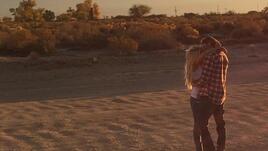 Бритни Спиръс се целува с младок в пустинята