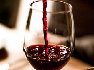 Ефект върху теглото: Чаша вино се топи с 60 клякания