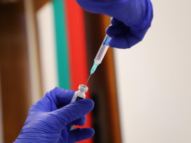 Преболедувал или ваксиниран: Коя защита е по-силна срещу К-19?