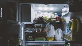 Не дръжте прясно мляко на вратата на хладилника!