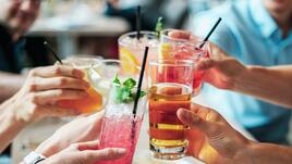 Напитките, които дехидратират: Ограничете ги в жегите