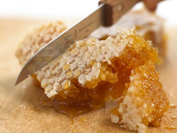 Пчелната пита - уникална фабрика за мед