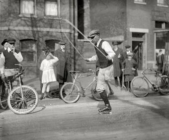 Така се е скачало на въже през 1921 година. На един крак. И на ролкова кънка. Мхм... Така се е скачало на въже през 1921 година. На един крак. И на ролкова кънка. Мхм...