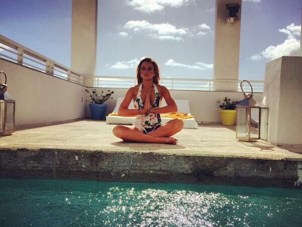 Линдзи Лоън медитира покрай басейна  