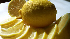 Как да обработим лимоновата кора без ренде? 