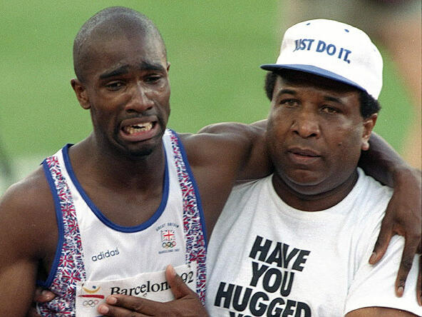 Баща помага на сина си да завърши на Олимпийски игри (видео)