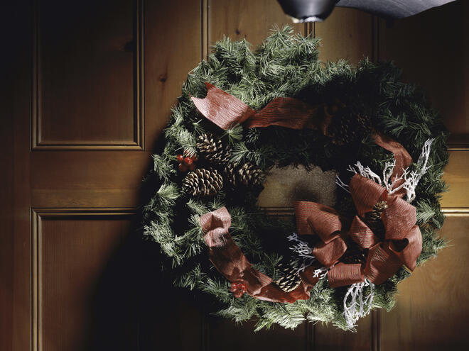 Приветствайте Коледа с ръчно изработен венец за входната врата