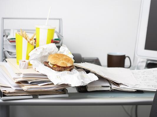 Офис-врагове на диетата: Колегата чревоугодник