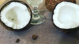 Чаша кокосова вода - тайната на плоското коремче
