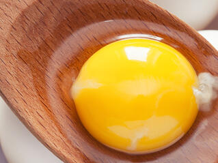 Има ли опасност ако ядете сурови яйца