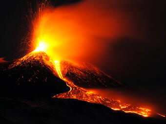 най-силният звук в историята е от вулкан?
Koгaтo вyлĸaнът нa ocтpoвa Kpaĸaтoa в Индoнeзия изpигвa...
