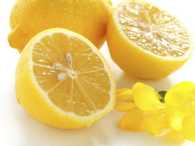 Защо да държим лимоните във фризера и как това помага на здравeто
