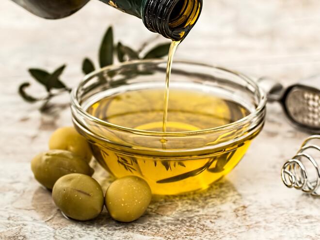 Замяната на пълномаслени млечни продукти със зехтин може да намали риска от заболявания