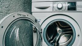 Какви са ползите от това да перем дрехите си наопаки?
