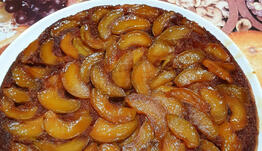 Карамелизирани ябълки с канела и ром за есенни вечери