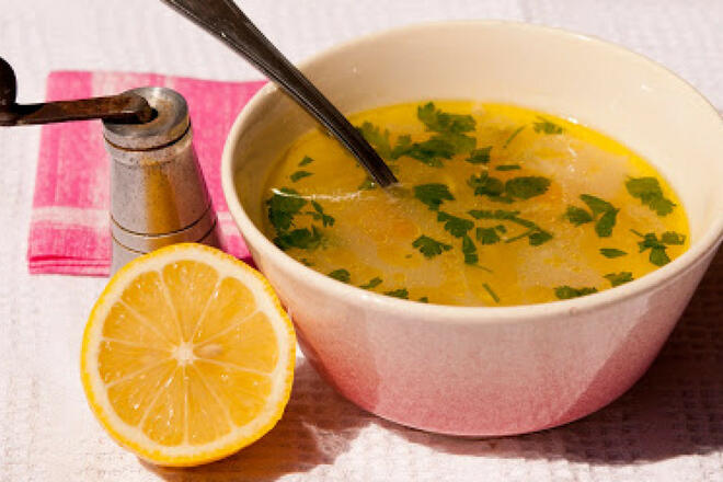 Пилешката супа на баба, която лекува настинки и вируси