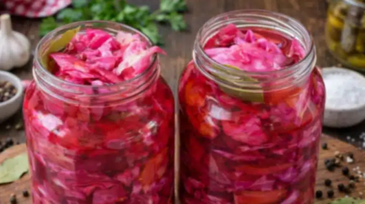 Мариновано зеле с цвекло в буркан, готово само за 24 часа!