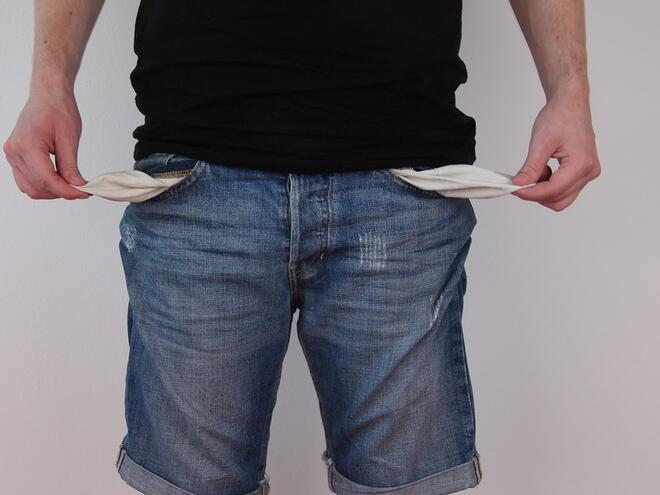 Финансовият стрес „състарява“ мозъка, безпаричието удря паметта