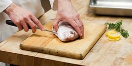 Кулинарен трик: почистете люспите на рибата 