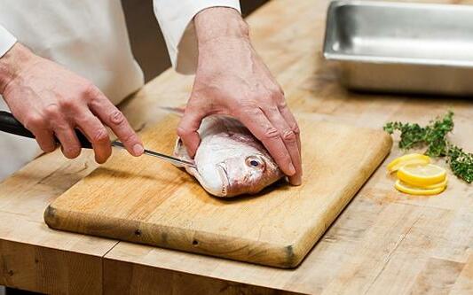 Кулинарен трик: почистете люспите на рибата 