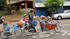 Една майка, едно колело, шест деца 