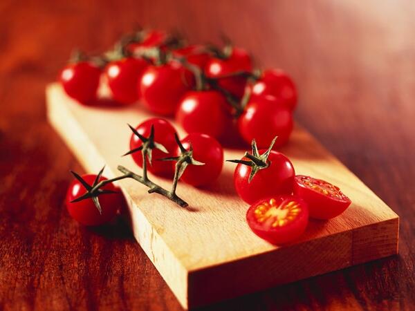 Кулинарен трик: Масово разполовяване на чери домати