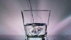 Спрете да пиете вода в тази поза - вредно е за здравето!