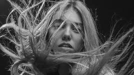 Как да скрием белите коси по естествен начин у дома
